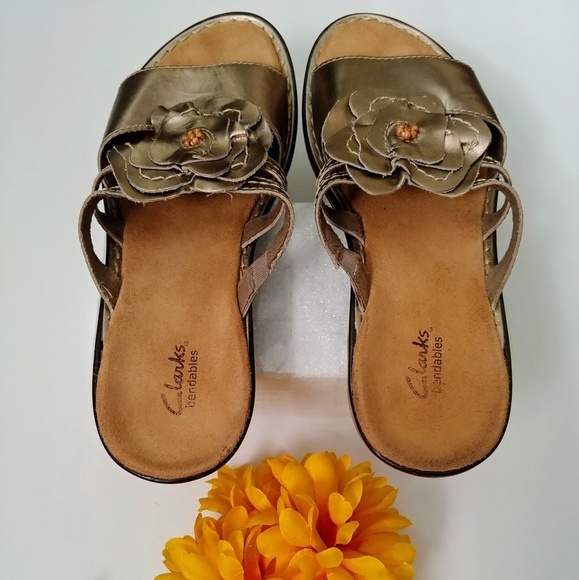 👡 Clark's Bendable Gold Slides | Women's Sz 9 - Picture 6 of 7